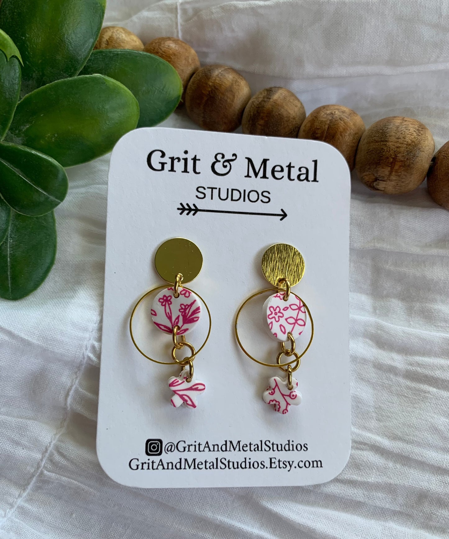 Fushia and gold-plated earrings